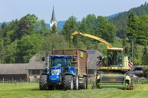 Traktor und Bagger von Wildbolz Agrarbetrieb