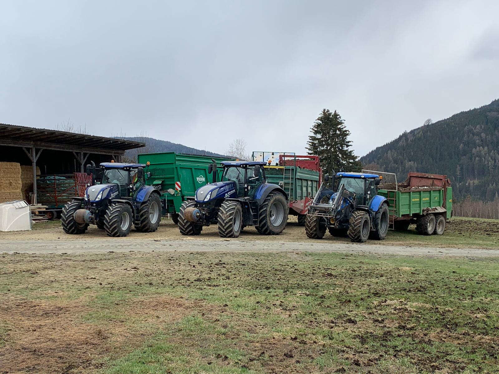 Traktoren mit Anhängern vom Wildbolz Agrarbetrieb