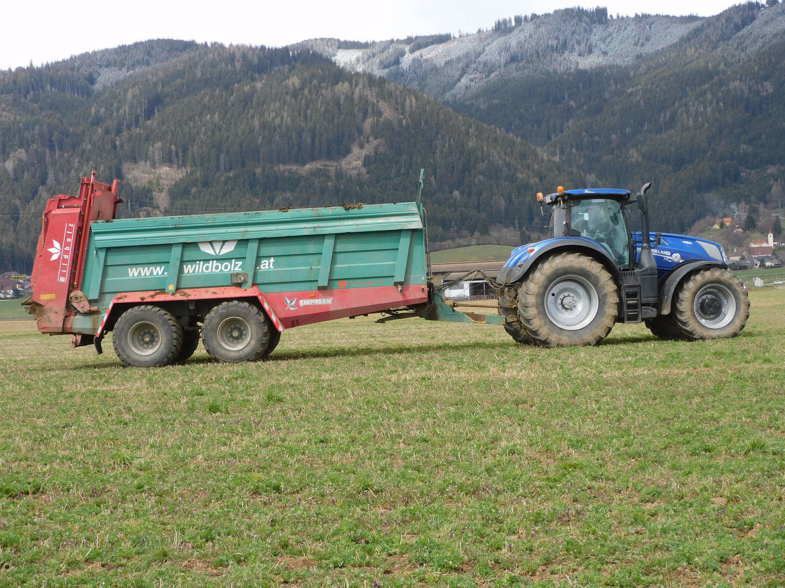 Traktor vom Wildbolz Agrarbetrieb
