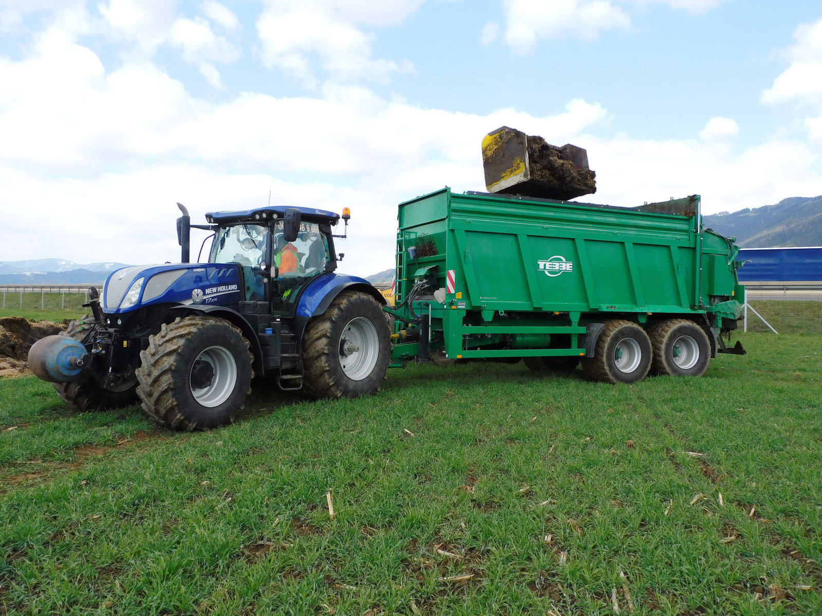 Erdtransport vom Wildbolz Agrarbetrieb