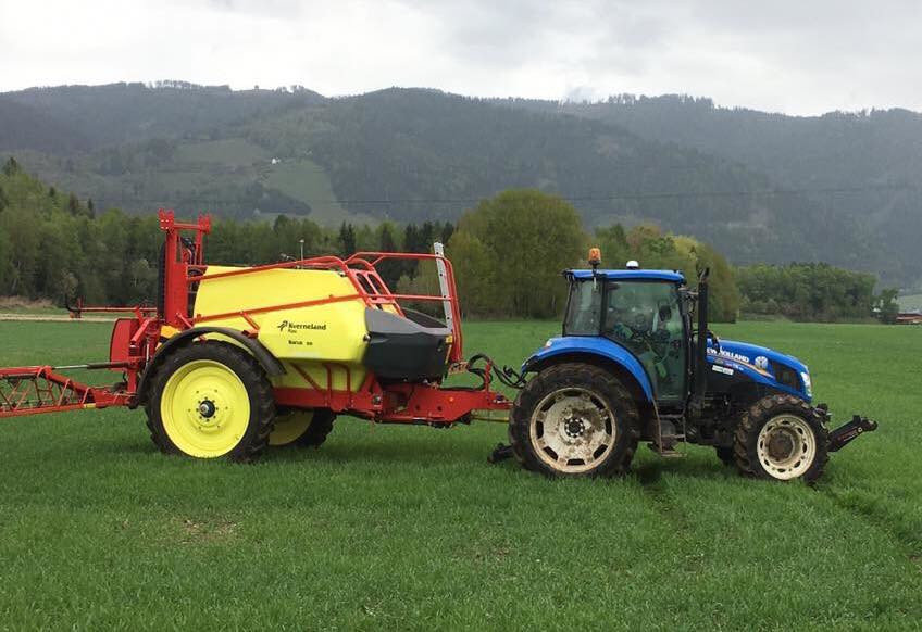 Traktor mit Pflug vom Wildbolz Agrarbetrieb